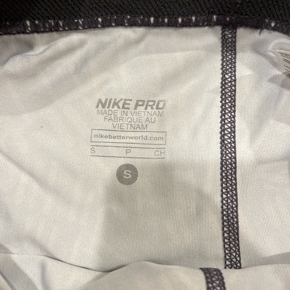 Nike Pro Capri Leggings - Picture 2 of 4